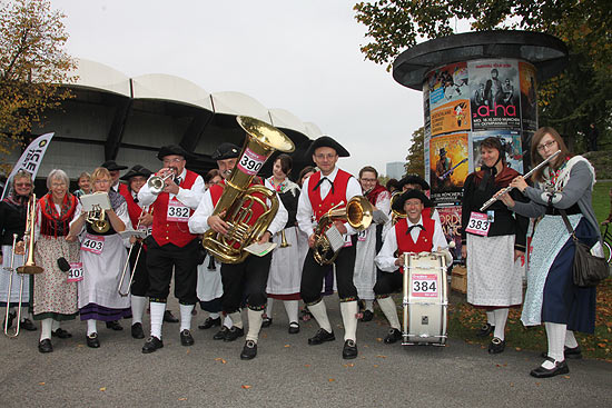 diese Blaskapelle aus dem Odenwald lief komplett mitbeim 1. Münchner Trachtenlauf am 09.10.2010 im Rahmenprogramm des 25. München Marathons (Foto. MartiN Schmitz)